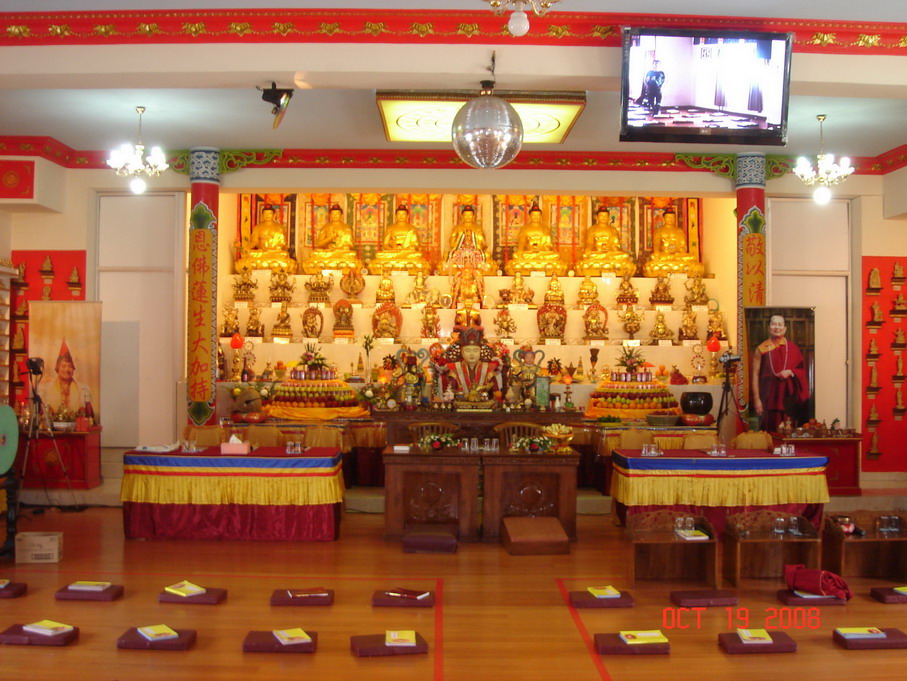 Altar utama Altar Utama di dalam Bhaktisala
